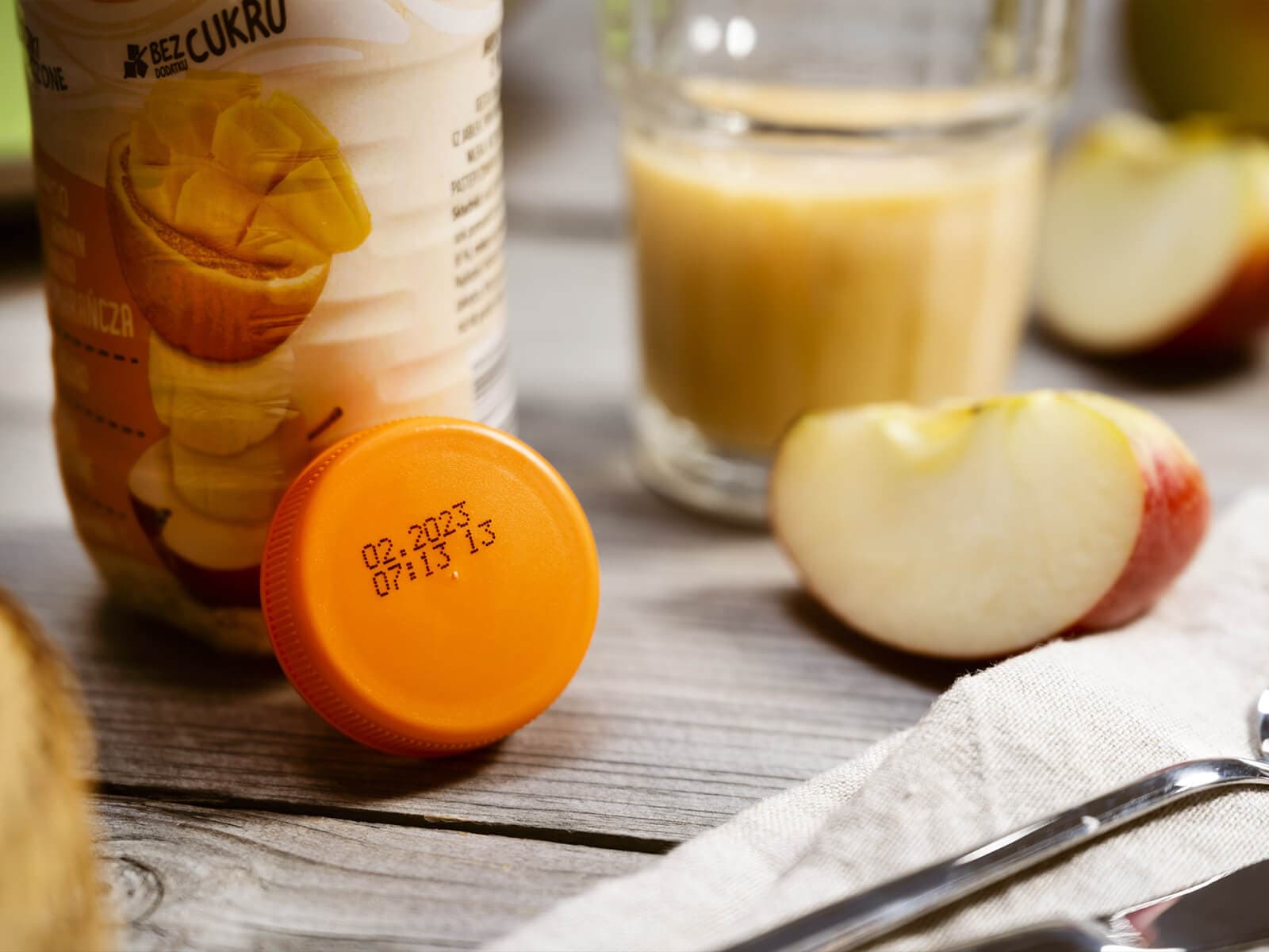 Codifica su tappo in plastica di succo di frutta