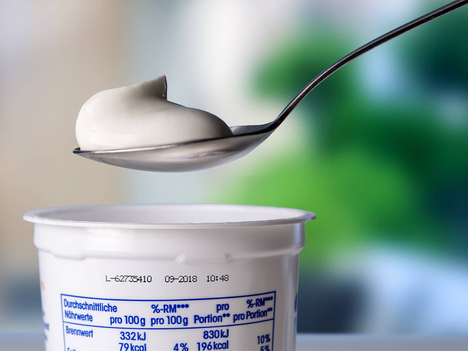 Stampa ad alta velocità su confezione di yogurt